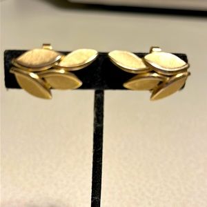 Vintage Trifari crown gold tone brushed and polished clip on earrings (664)